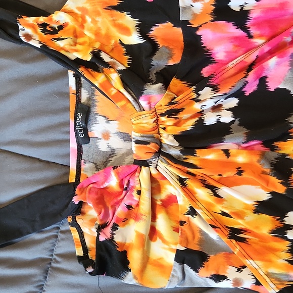 Beautiful top - Picture 2 of 4